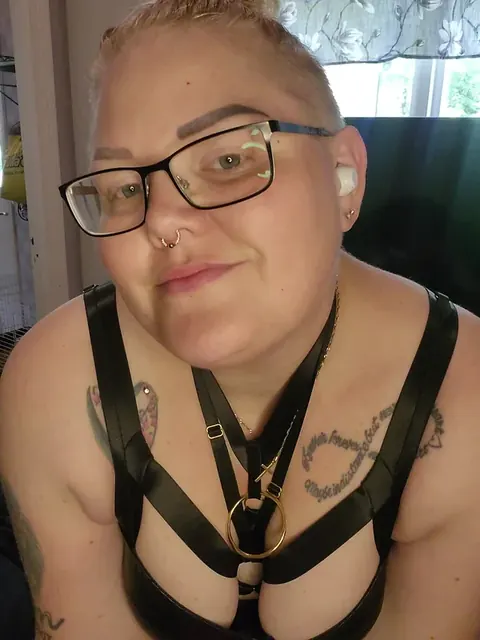 Curvymom OnlyFans creator with a curvy figure