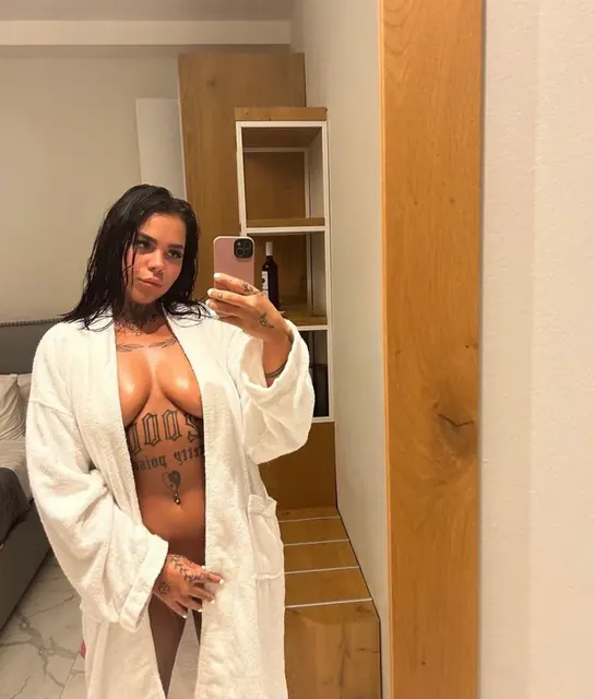 Miamaria3 OnlyFans tattooed brunette creator