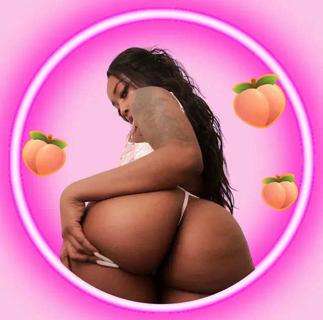 Mia OnlyFans creator with engaging content