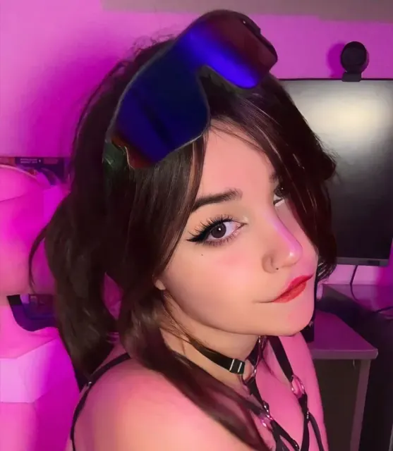 MIMI TSUMIKO OnlyFans creator with exclusive content