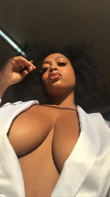 Kos OnlyFans Brazilian creator with aesthetic vibe