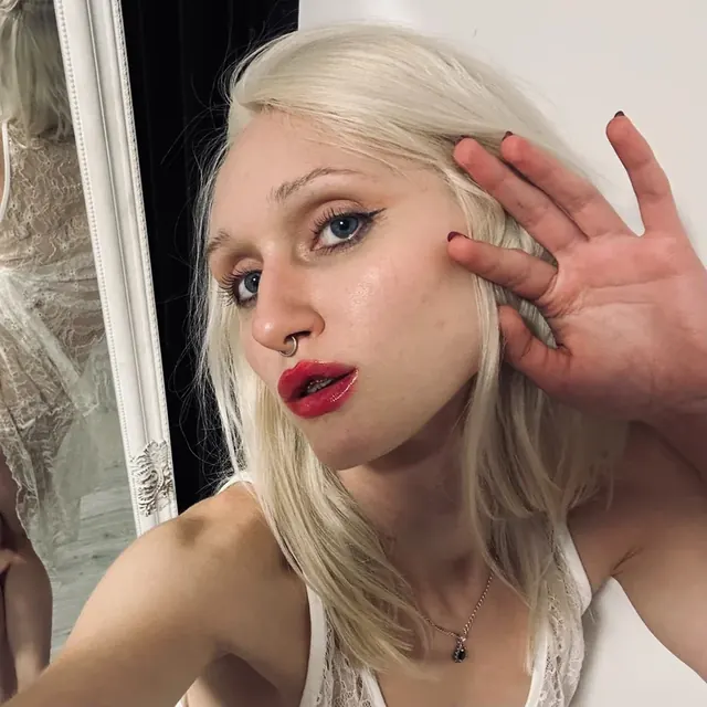 SELINA OnlyFans creator with artistic soul