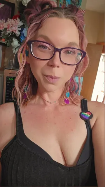 Nikki OnlyFans creator with enticing selfies