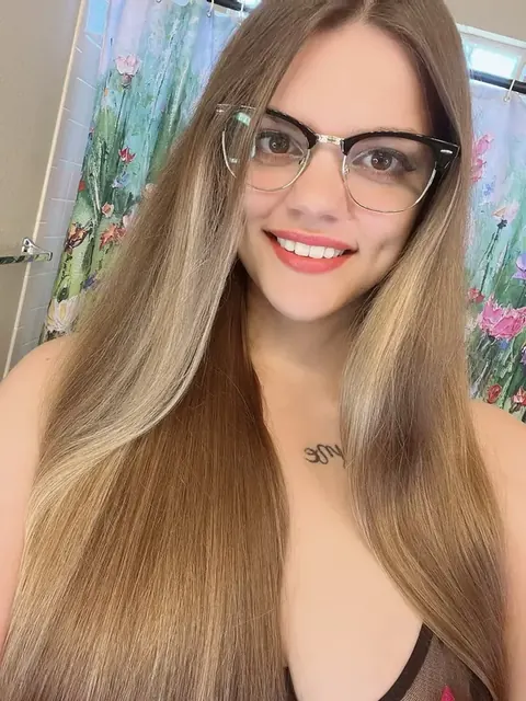 Molly Marie OnlyFans creator with exclusive content