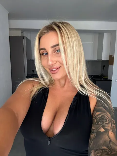 Mollypillows OnlyFans creator with exclusive content