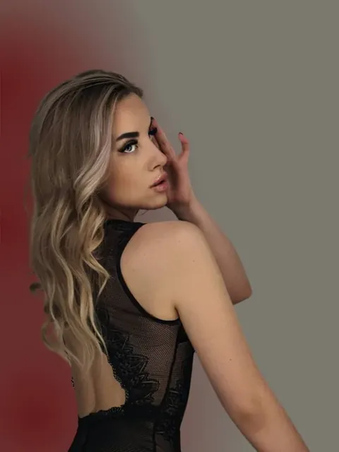 Monika Allen OnlyFans glamorous blonde