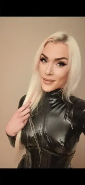 MrsPump OnlyFans glamorous blonde hotwife