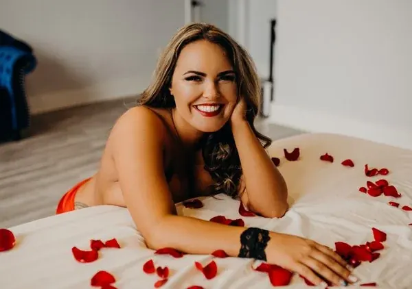 ms.hourglass OnlyFans creator with adult content