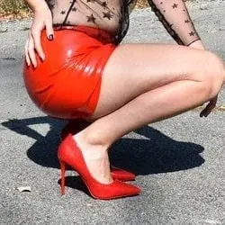 Msmoonberry OnlyFans content creator