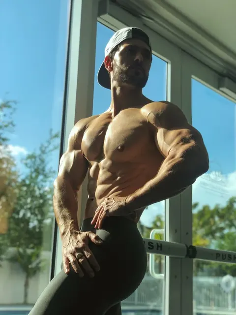 Musclebuttguy on OnlyFans with glute-focused content