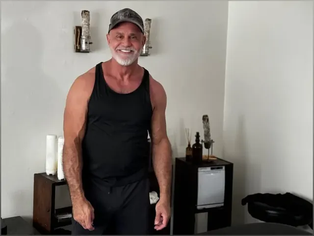 Muscledaddymasseur OnlyFans massage expert
