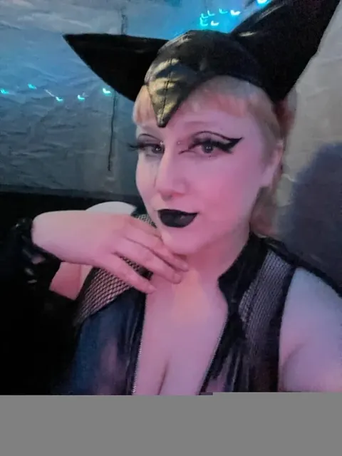 Mxdom OnlyFans kink and fetish creator