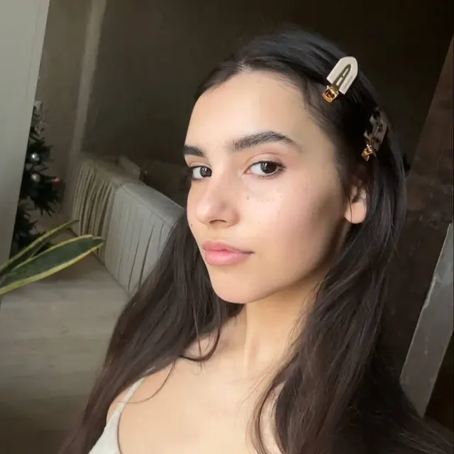 Vero_sun OnlyFans creator sharing her artistic journey