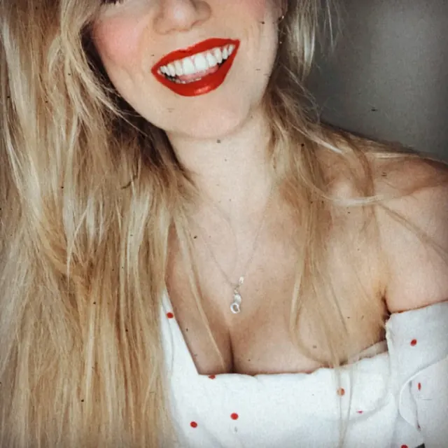 Bianca OnlyFans glamour model with natural beauty