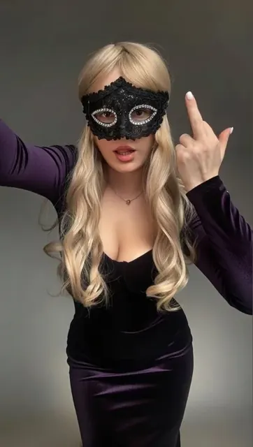 Nina OnlyFans curvy blonde goddess