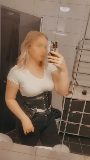 Nini9818 OnlyFans car-girl creator