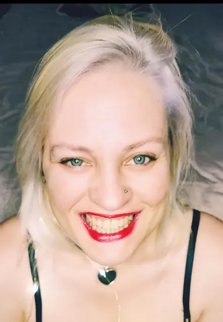 Nixy000000 on OnlyFans with stunning blue eyes