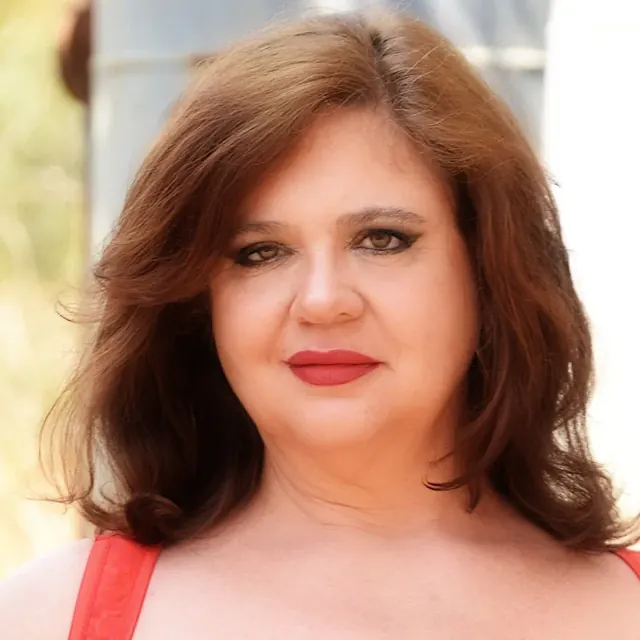 Nonnie OnlyFans confident curvy beauty