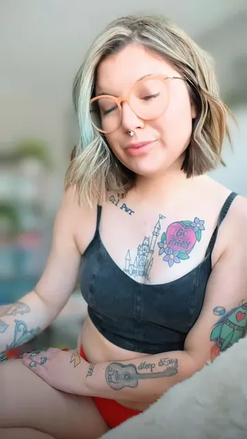 Frankie Novak OnlyFans creator with soft aesthetic