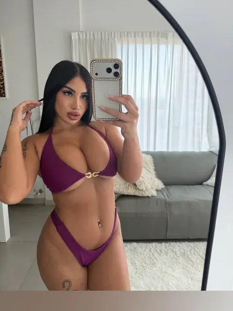Mia OnlyFans creator with a curvy and tattooed look.