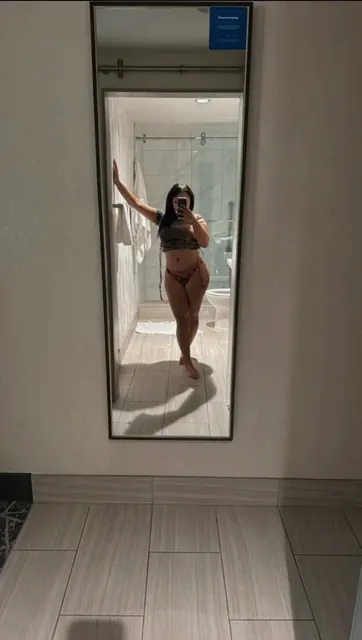 VEE OnlyFans creator with a big ass