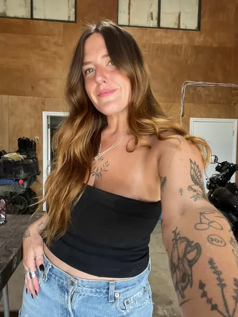 Parkerpark OnlyFans slim tattooed brunette