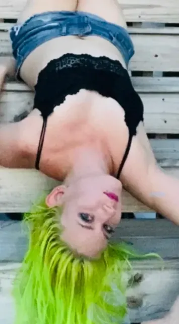 Peaches(Isastonedfruit) OnlyFans creator with unique content