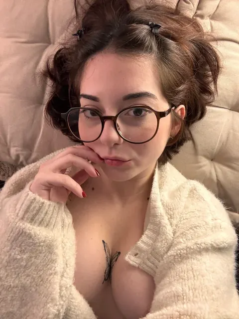Marie - La petite louve 🧸 OnlyFans creator with exclusive content.