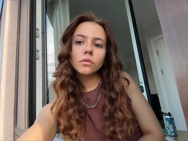 Nikkkka (@petitenikolefree) OnlyFans exclusive creator profile photo