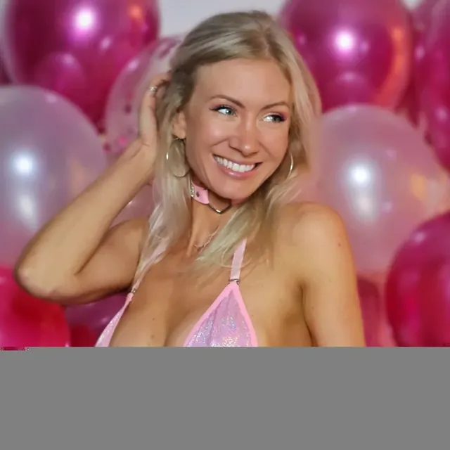 PEZSI OnlyFans petite creator with a big smile