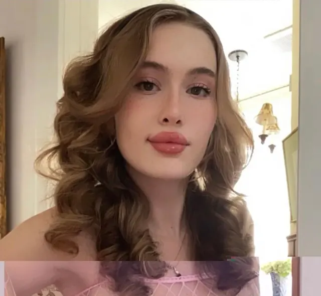 Rosealine Porcelain OnlyFans creator with engaging content