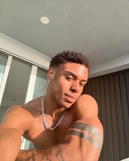 Prettyskinboivip OnlyFans profile with exclusive content
