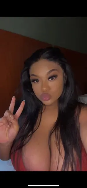 Queenangelax3 OnlyFans profile with curvy figure