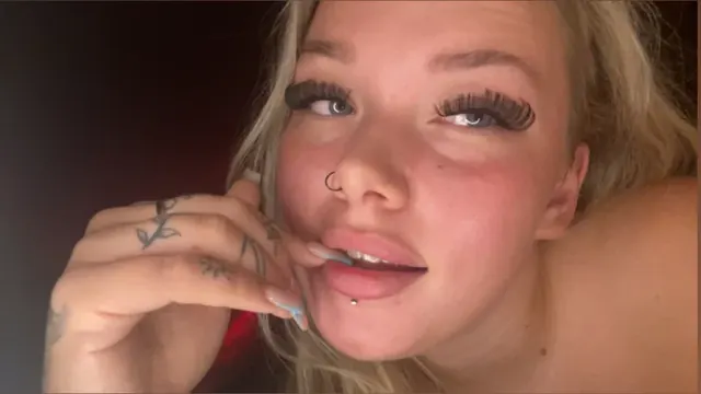 TattedBarbie🌷🖤 OnlyFans creator with exclusive content.