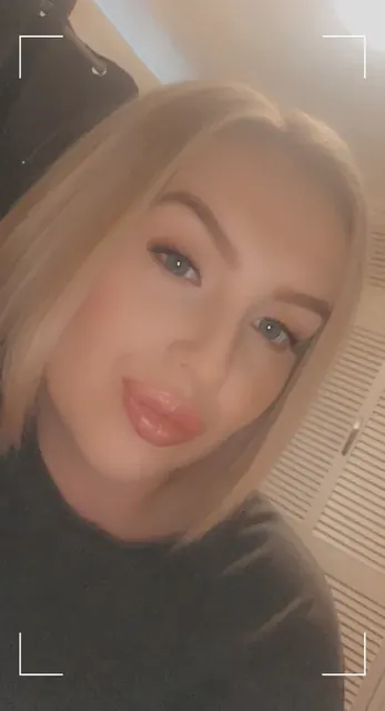 Lily-Lou OnlyFans creator with enticing content