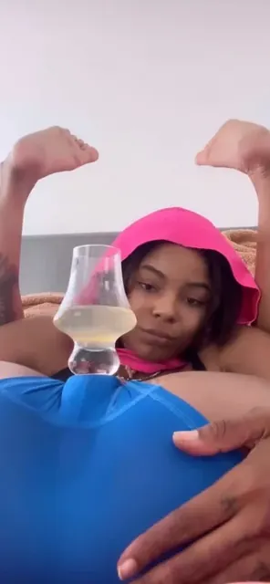 Mommyflexz OnlyFans flexible long legs