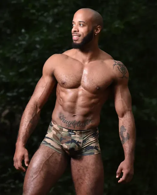 Ricardo on OnlyFans showcasing his muscular physique