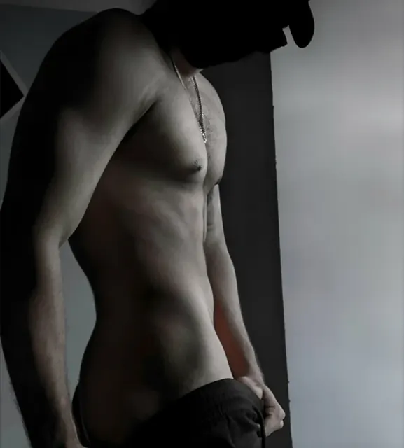 RLeng 14.000 OnlyFans creator with engaging photos