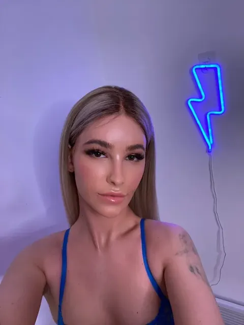 rosie cheeks OnlyFans creator with captivating photos