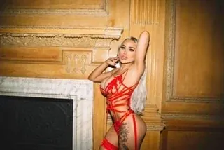 Roxyredldn OnlyFans creator with exclusive content