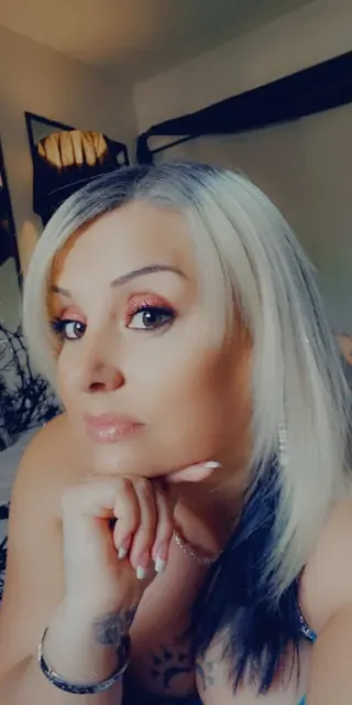 Roxythefoxy OnlyFans blonde bombshell