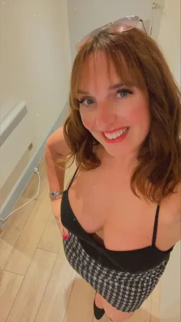 Naughty Cougar OnlyFans big smile and curvy figure