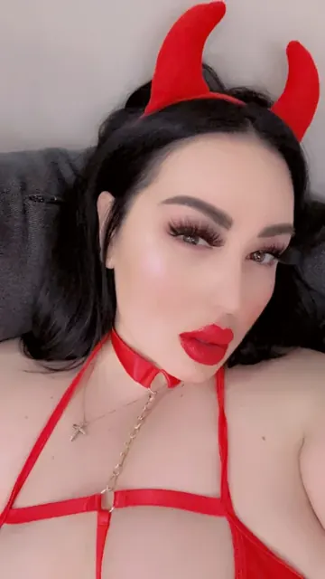 Russiandollof on OnlyFans showcasing exclusive content.