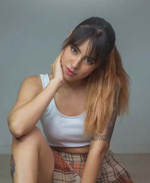 Salmakia OnlyFans playful nature-loving camgirl
