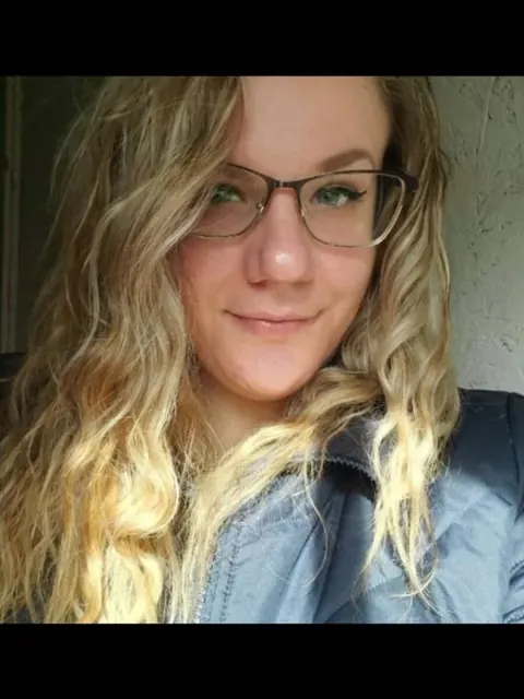 Sarahtineke OnlyFans profile blonde creator