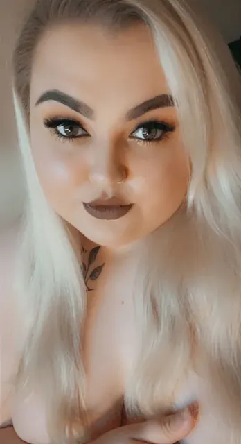 Savannah OnlyFans Creator with exclusive content