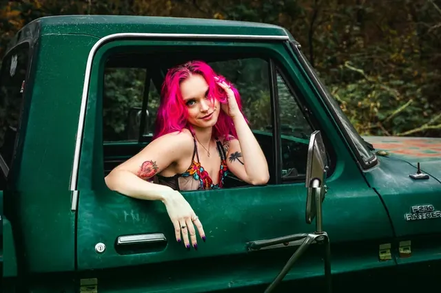 Savanna Street OnlyFans with pink hair