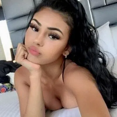 Scarlett OnlyFans creator with captivating content