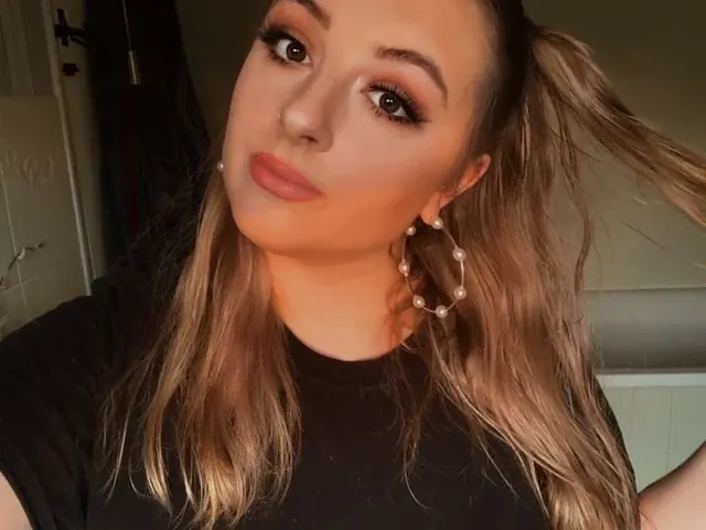 Scarlett - worlds best 🐱 OnlyFans glamorous blonde creator