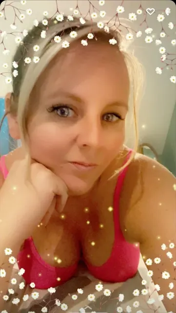 Scarlett Grace OnlyFans blonde MILF